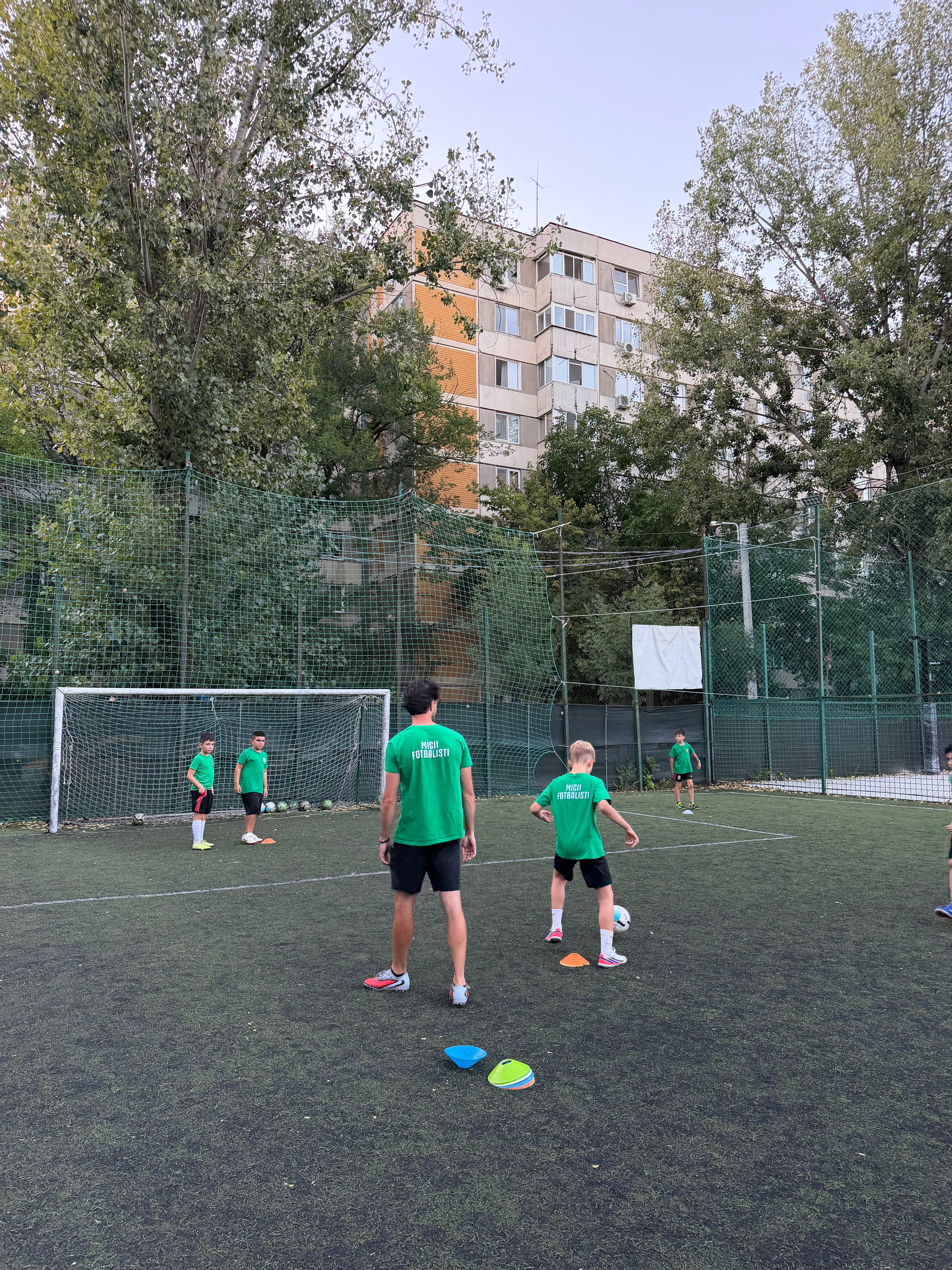 Antrenorul, supraveghind exercițiul