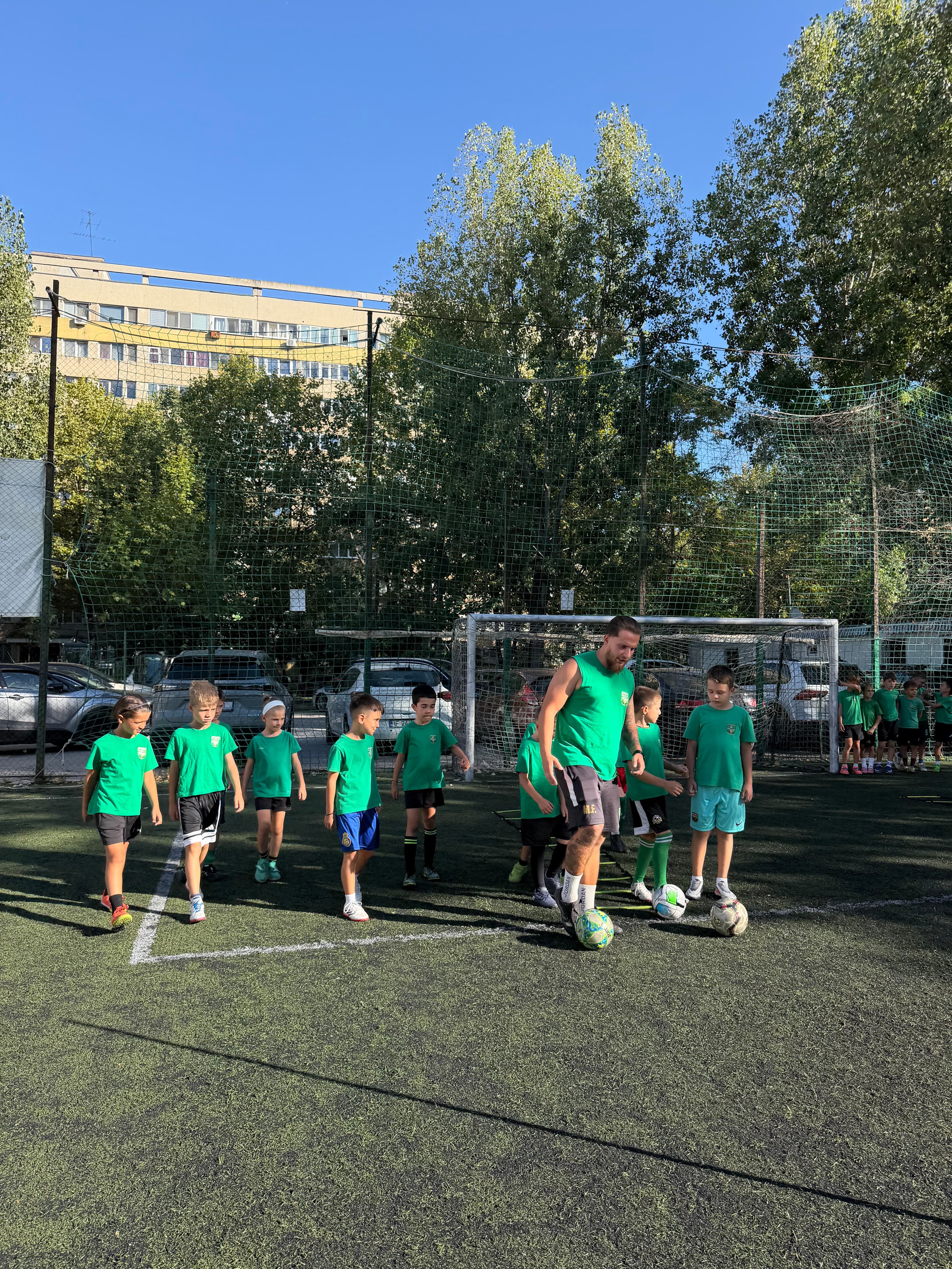 Antrenorul, explicând exercițiul