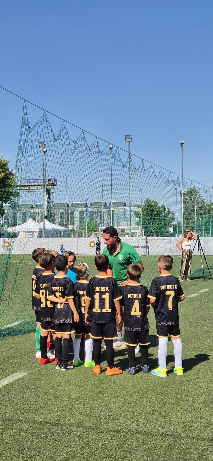 Antrenor explicând un exercițiu tactic