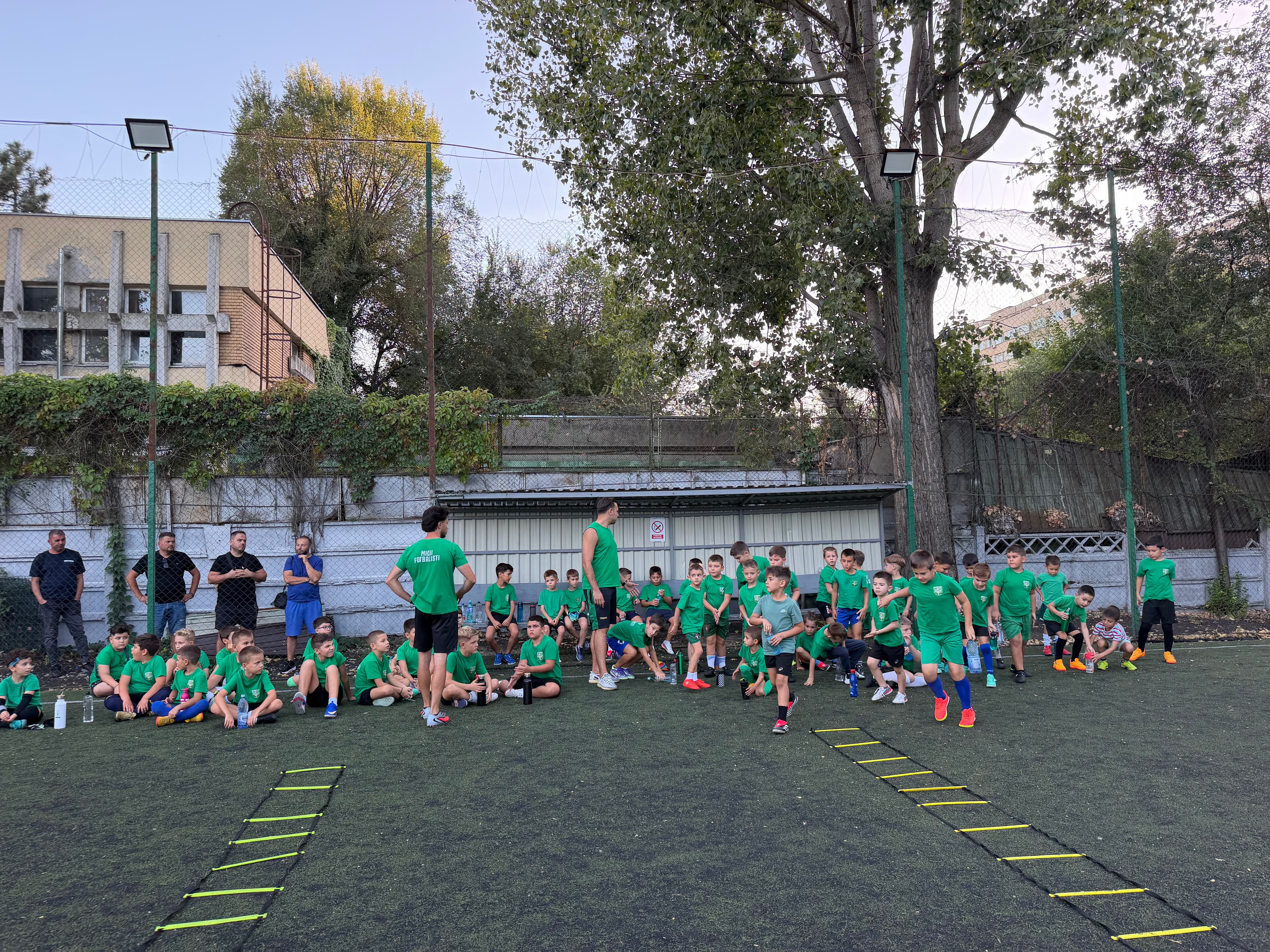Grup de copii la antrenament, pe categorii de vârstă